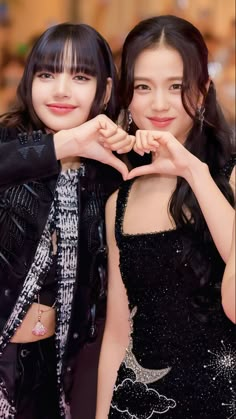 Jennie Y Jisoo, Lisa And Jisoo, Jennie Jisoo, Jisoo And Jennie, Black Pink Lisa And Jennie, Jisoo And Lisa, Blackpink Jisoo And Rose, Lisa And Jennie, Jennie And Lisa