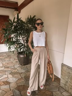 Italy Outfit Inspiration Summer, Summer 24 Street Style, La Spring Outfits 2024, Europe Outfits Summer 2024, Summer 2024 Aesthetic Outfits, Flowy Wide Leg Pants Outfit, Summer Outfit Women 2024, Summer Outfits Aesthetic 2024, Wide Leg Summer Pants Outfit