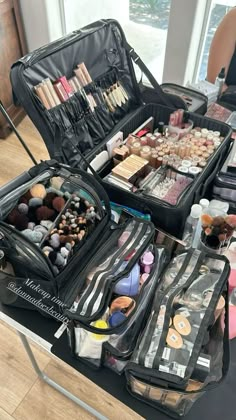 Makeup Depotting, Makeup Artist Room, Makeup Artist Aesthetic, Makeup Artist Career, Mua Kit, Artist Career, Travel Makeup Kit, Makeup Studio Decor, Future Makeup