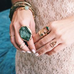 E quem disse que o anel grande precisa ser usado sozinho? Misture com outros pequenos para complementá-lo e fugir do óbvio! Stile Boho Chic, Knuckle Ring, Fashion App, Clueless, Perfume Bottle