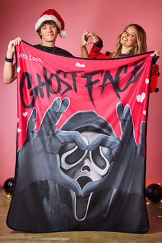 You had him at hello! Make all of your guests scream with delight when you decorate with this officially licensed Ghost Face With Love Fleece Blanket.