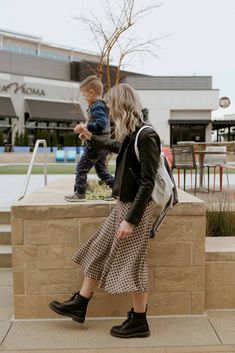 Dr. Marten Rometty Outfit, How To Style Doc Martens Summer, Doc Martens Dress Outfits, Dr Martin Outfits Women, Skirt And Combat Boots Outfit, Dr Martens Outfit Women, Dr Martens Outfit Ideas, Dr Martins Outfits