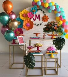 an instagram page with balloons and flowers on the wall above it, in spanish