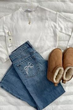 #ootd#outfit#fit#aesthetic #preppy#uggs#cute#fyp#jeans#schooloutfitideas #fall#cozy Coffee Shop Outfit Winter, Ways To Style A Sweatshirt, Outfits With Ugg Tasman Slippers, Classy Mom Outfits, Style A Sweatshirt, Ugg Tasman Outfit, Outfits With Ugg, Ugg Tasman Slippers Outfit, Coffee Shop Outfit