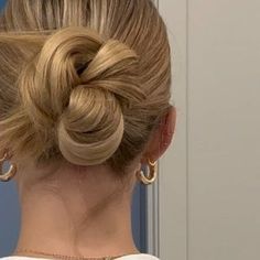 About Her Hair on Instagram: "@mckenna.harrison shares her tutorial for achieving a gorgeous bun hairstyle in under 10 seconds 💕 . . . . . #bun #longhair #hairstyles #longhairstyles #hairstyles_ideas__ #hairidea #bunhairstyle #bunhairstyles #hairstyled #hairideas #hairstyling #hairstyle #instahair #hairgoals #hairdo #hairstyleideas #beautifulhair #hairinspo #hairtips #hairspiration #hairspo #hairtutorialvideos #hairtutorial #hairtutorials #hairtutorialvideo #tutorialhair #tutorialhairdo" Cute Shoulder Length Haircuts, Cute Bun, Longhair Hairstyles, Easy Updos For Medium Hair, Chignon Hair, Hair Secrets, Hair Diy, Easy Hair Updos, Up Dos For Medium Hair