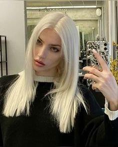 Platinum Blonde Hair Hazel Eyes, Blonde Roots Black Hair, Targaryen Blonde, White Hair Pale Skin, Pale Skin Blonde Hair, Cream Blonde Hair, Blonde Hair Pale Skin, Hair Expo, Manon Blackbeak