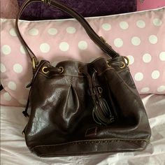 Dooney & Bourke Chocolate Brown Bucket Bag In Excellent Condition Black Raincoat, Letter Bag, Dooney & Bourke Bag, Brown Handbag, Freshwater Pearl Bracelet, Dooney & Bourke Bags, Satchel Purse, Pocket Book, Dooney & Bourke