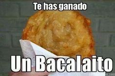 a person holding up a piece of food in front of their face with the caption, te has ganado un bacalato