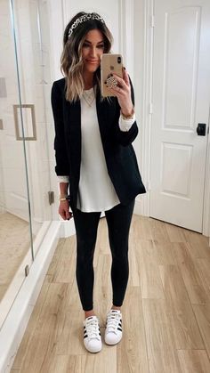 Leggings With Blazer Outfit, Professional Outfits With Sneakers, Academic Chic, Black Blazer Casual, Outfit 2015, Jeans And Sneakers Outfit, Sneakers Outfit Work, Outfits Leggins, Black Blazer Outfit