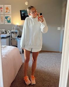 Colorful hoka, comfy outfit, neutral outfit Hokas Outfit Ideas, Hoka Sneakers Outfit, White Hokas Outfit, Hokas Outfit, Hoka Outfit, College Outfits Comfy, Shoe Chart, Hoka Shoes, 2024 Outfits