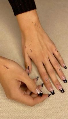 Jewelry Tattoos, Tato Minimal, Hand And Finger Tattoos, Pretty Hand Tattoos, Hand Tats, Petite Tattoos, Hand Tattoos For Women, Small Hand Tattoos, Modern Tattoos