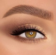 Make Up Looks Gold, Evening Make Up For Green Eyes, Natural Gold Eyeshadow Looks, Golden Eye Makeup Wedding, Gold Makeup Looks For Wedding, Formal Eye Makeup Green Eyes, Makeup Looks Gold Eyes, Golden Look Make Up, Golden Shimmer Eye Makeup