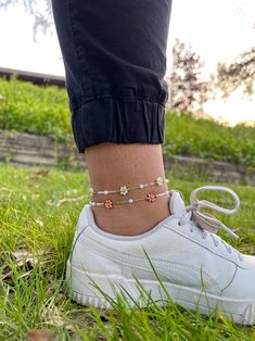 Daisy Bracelets/anklets - Etsy Anklet Bracelet Aesthetic, Beads Anklets Ideas, Summer Jewlery, Daisy Bracelets, Anklet Ideas, Beads Anklet, Anklets Diy, Ankle Bracelets Diy, Beachy Jewelry