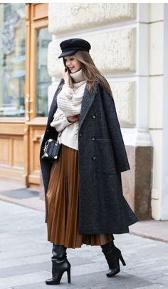 Winter layering. Mango Boots, Rok Outfit, Gianmarco Lorenzi, Coat Outfit, Moda Chic, Trendy Skirts, Mode Casual, Street Style Winter, Zara Sweater