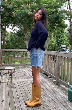 Jean Short And Boots Outfit, Frye Boot Outfit Ideas, Campus Boots Frye, Cowboy Boots To Work Outfit, Denim Shorts Boots Outfit, Frye Campus 14l Boots Outfit, How To Style Frye Boots, Tall Boots And Shorts Outfit, Campus Boot Outfit