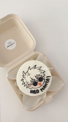 a white cake in a box with a cartoon cat on it's face and the words msd mum written on its side