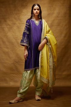 #ethnicwear #ethnic #traditional #traditionaldress #indianwear #suit #blouse #outfit #indianoutfit #outfitideas #stylingtips #stylingideas Velvet Dress Designs, Indian Designer Suits, Purple Suits, Pakistani Fashion Party Wear, Designer Kurtis, Simple Pakistani Dresses, Embroidery Suits Design, Boutique Dress Designs, Indian Suits