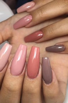 These beautiful coffin-shaped nails flaunt a chic and sophisticated look with a glossy finish. The subtle ombre transition from a lighter pink to a darker, mauve-toned pink creates a soft yet striking effect that's perfect for any occasion. The harmonious gradation of colors showcases a refined taste in nail artistry. Simply elegant!  // Photo Credit: Instagram @mendygabrielli.nails Classy Manicure, Minimalist Manicure, Dusty Pink Nails, Italy Nails, Dark Pink Nails, Pink Nail Colors, Mauve Nails, Glitter Accent Nails, Turquoise Nails