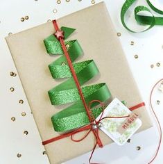 From elegant Christmas gift wrapping to fun Christmas gift wrapping for kids, there are plenty of DIY ideas for everyone. Christmas Wrapping Ideas, Gift Wrapping Techniques, Creative Christmas Gifts, Gifts Wrapping Diy, Creative Gift Wrapping, Diy Gift Wrapping, Christmas Packaging, Mom Christmas, A Present