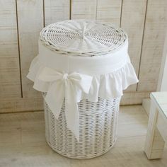 I could use this in my shabby chic sewing room and put scraps in it! Shabby Chic Veranda, Shabby Chic Furniture Painting, Cocina Shabby Chic, Shabby Chic Furniture Diy, Shabby Chic Porch, Modern Shabby Chic, Shabby Chic Wallpaper, Shabby Chic Table, Shabby Chic Living