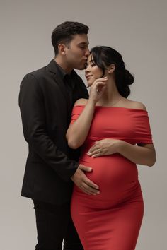 Maternity Shoot Couple Poses, Unique Maternity Pictures Creative, Studio Maternity Shoot Plus Size, Modern Maternity Shoot Plus Size, Pregnant Women Poses, Maternity Shoot Poses Couple, Pregnancy Photos Month By Month, Maternity Photoshoot Makeup