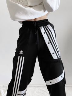 Adidas, Streetwear, Vogue Adidas Outfit Aesthetic, Western Winter Fashion, Winter Fashion For Women, Western Winter, Tomboy Femme, Patchwork Blouse, Look Adidas, Smink Inspiration