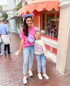 Mother Daughter Disney Outfits, Mom Disney Outfit, Disney World Outfits For Kids, Mommy And Me Disney Outfits, Mommy And Me Disney, Outfit Aesthetic Ideas, Disneyland Outfit Ideas, Outfit Ideas For Moms