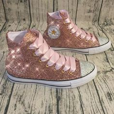 Chuck Taylors Wedding, Wedding Bride Shoes, Quinceanera Shoes, Glitter Converse, Rose Gold Bride, Rose Gold Shoes, Pink High Tops, Converse Chucks, Country Shoes