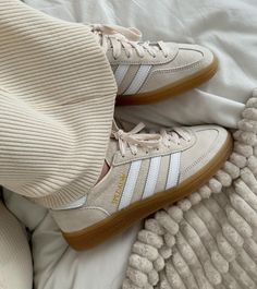 adidas samba outfit ideas aesthetic Sneakers For Women Aesthetic, Shoes Wishlist Aesthetic, Sambas Adidas Aesthetic, Shoe Wishlist Aesthetic, Pretty Shoes Aesthetic, Adidas Sambas Aesthetic, Beige Sambas, Shoes Summer 2024, Womens Sambas