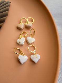 five pieces of jewelry sitting on top of a plate