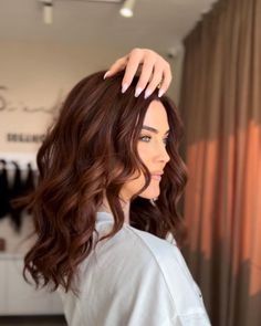 Brown Fall Hair Colors 2024: 25 Ideas for Brunettes with Red, Auburn, and Mahogany Highlights Brunette With Hint Of Red, Soft Auburn Hair Color, Brown Fall Hair, Mahogany Highlights, Chocolate Balayage, Brown Auburn Hair, Mahogany Brown Hair, Red Brown Hair Color