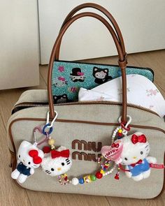 Bag With Accessories, Hello Kitty Bag Charm, Bags Accessories, Keychains On Bag, Keychain Bag Aesthetic, Bag With Keychain, Accessories Bag, Girly Stuff Aesthetic