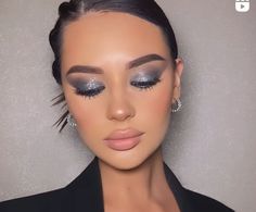 Silver Eye Makeup Aesthetic, Makeup For Festivals, Glitter Eye Looks, Makeup Looks Glitter, Best Glitter Eyeshadow, Sparkly Eye Makeup, Gray Makeup, Ideal Makeup, Eye Makeup Looks