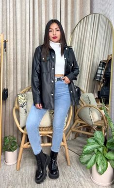 Levis Jean Jacket Outfits, Leather Shacket Outfit, Shacket Outfit Women, Outfits Leggins, Shacket Outfit, Outfit Botas, Casual College Outfits, Styles Summer, Summer Streetwear