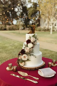 Fall Cake Flowers Toxic Flowers, Cake Florals, Burgundy Wedding Cake, Blush Wedding Cakes, Fall Cake, Red And White Weddings, Marsala Wedding, Wedding Cake Roses