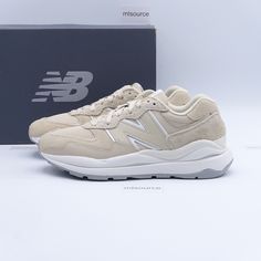 US Size 6 Women's New Balance 57/40 Sneakers W5740STD Sandstone/White - Brand new in box. We only sell 100% genuine products, sourced from major retailers. Please let us know if you have any questions. New Balance 515, Black Tennis Shoes, White Casual Shoes, Chunky Trainers, Size 10 Women, Us Size 10, New Balance Sneakers, New Balance Women, Black Running Shoes