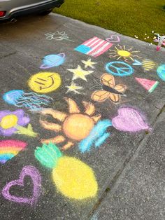 chalk art in driveway aesthetic vsco Driveway Chalk Ideas, Chalk Driveway Ideas, Driveway Aesthetic, Chalk Art Driveway, Driveway Chalk Art, Chalk Driveway, What To Draw With Chalk Outside, Aesthetic Chalk Art, Simple Chalk Art