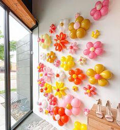 A flower power balloon wall or balloon backdrop! Colorful Prom Decorations, Flower Power Birthday Theme, Diy Groovy Decorations, Cute Bday Decor, Flower Power Party Theme, Pink And Yellow Bachelorette Party, Cochella Theme Birthday Party, Merch Pop Up Shop, Flower Power Party Ideas