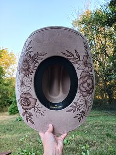 🔴 Note: Please pay attention to the size of the hat before ordering. This is a hand burned cowboy hat in a super cute light brown color. The floral design is under the brim.  All hats are burned by hand by me and each design is unique. If you have any questions or want a custom hat feel free to reach out :) - This hat is size Medium. It has an elastic band inside that fits 55cm-59cm head Circumference.  -The hat is made of Vegan Suede. -hats should NOT be dry cleaned or washed! -color may vary Brown Leather Cowboy Hat, Burn Cowboy Hat, Burned Cowboy Hats, Hat Burning Ideas, Burned Hats, Cowboy Hat Styles, Hat Burning, Brown Cowboy Hat, Custom Cowboy Hats