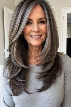 Blond Cenușiu, Long Hair Older Women, Grey Hair Transformation, Hairstyles For Older Women, Haircuts For Medium Length Hair, Hair Mistakes, Silver Hair Color, Blending Gray Hair, Long Gray Hair