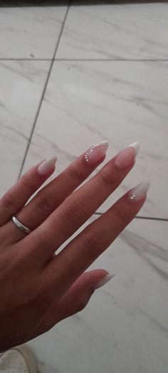 Inspiração unha de gel White And Silver Nails Almond, Nail Academy, White And Silver Nails, Shoe Nails, Basic Nails, Nail Tattoo, Silver Nails, Valentines Nails