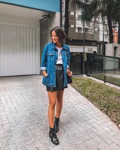 10 ideias de como montar um look com jaqueta jeans fashion | Crescendo aos Poucos Pvc Skirt, Love Jeans, Trendy Street Style, Long Jeans, Jeans Fashion, Street Style Inspiration, Abaya Fashion, Leather Mini Skirts