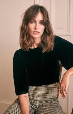 Take your hair back to the coolest decade of them all with a '70s shag haircut. Chic, edgy, and versatile, it's just what your hair needs now. #medium #length #haircut Modern Shag Haircut, Medium Shag Haircuts, Shag Haircuts, Wavy Haircuts, Haircuts For Wavy Hair, Shag Hairstyles, Hair Ponytail, Shag Haircut