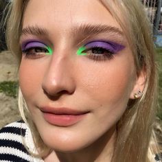 Makeup Verde, Maquillage Goth, 80s Makeup, Neon Makeup, Matte Skin, Purple Makeup