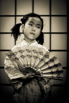 Une leçon de danse - 07. Kyoto, Japan 2012. S) Magical People, Grey Photography, Japanese Things, Japanese Kids, Feminine Art, Kyoto Japan, Japanese Outfits, Rising Sun