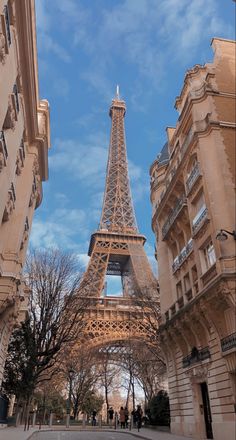 The eiffeltower in paris City Landscape Aesthetic, Travel Photo Ideas, Nature Photography Aesthetic, Travel Photography Ideas, Road Trip Aesthetic, Places Aesthetic, Aesthetic Adventure, Best Landscape Photography, Post Insta