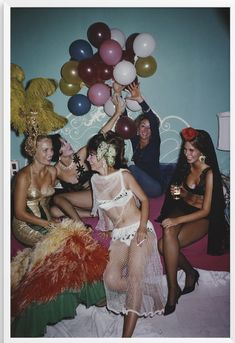 Slim Aarons, Studio 54, Social Butterfly, Photoshoot Concept, Pop Punk, Marie Antoinette, Photography Inspo, Interesting Facts, Vintage Photography