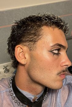 Men Wearing Mascara, Male Goth Makeup Looks, Rocker Makeup Men, Punk Rock Makeup Men, Mens Eyeshadow Looks, Men’s Grunge Makeup, Mall Goth Makeup Male, Male Festival Makeup, Male Rockstar Makeup