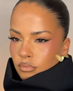 Reverse winged eyeliner Smoky Winged Eyeliner, Eyeshadow Wing Looks, Inner Cat Eyeliner, Eyeliner Wings For Hooded Eyes, Wing Liner Hooded Eyes, Black Wing Eyeliner, Black Wing Makeup, Half Winged Eyeliner, Winged Eyeliner For Round Eyes