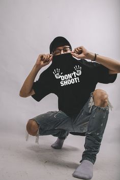 Show your Solidarity and make your voice heard with this SOLIDARI-Tee 100% cotton DON'T SHOOT T-Shirt. T Shirt Message, Hip Hop Sweatpants, Japanese Pants, Rave Y2k, Girl Eyes, Retro Streetwear, Black Graphic Tees